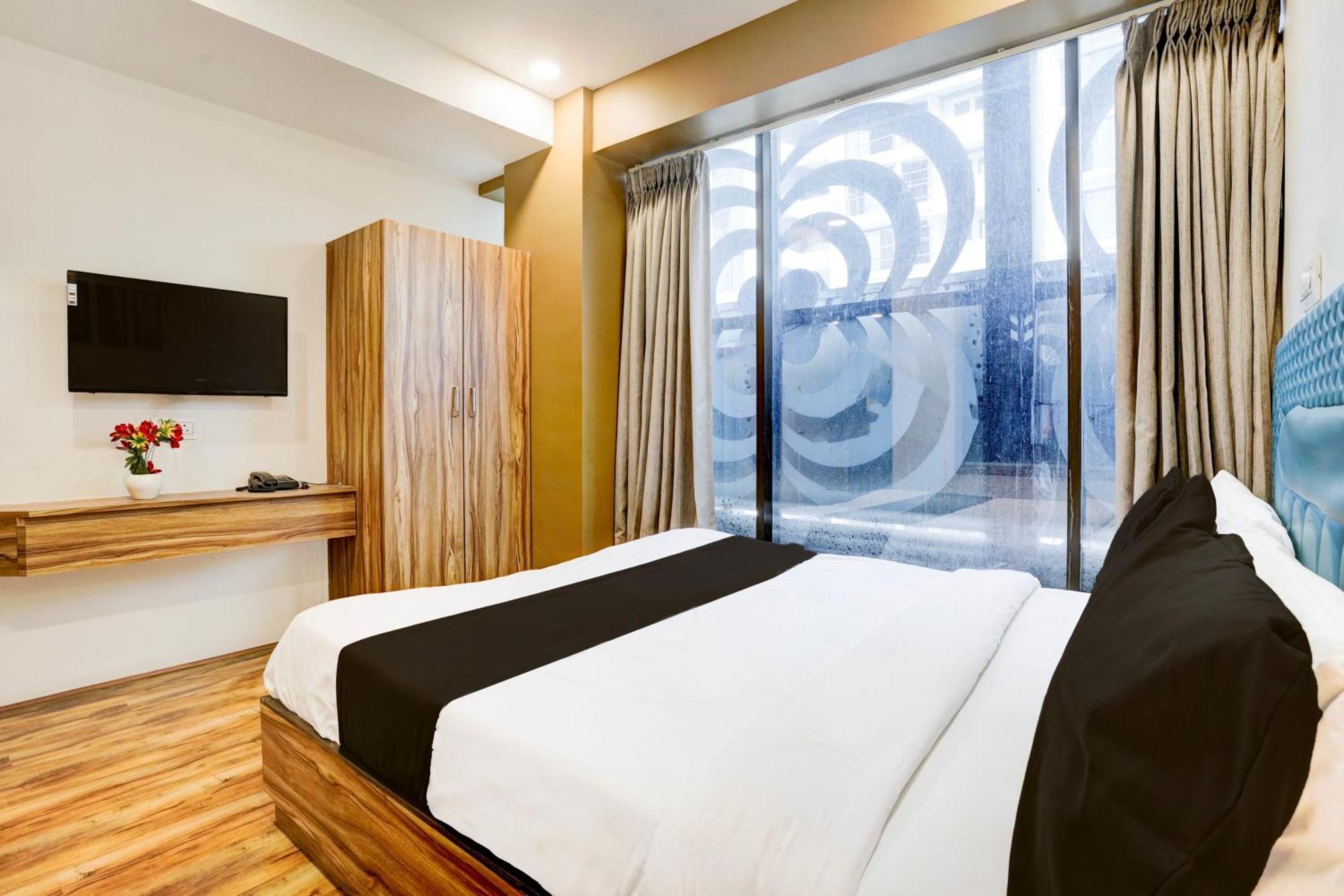 Super Collection O Vesu Surat Formerly Hotel Signature Esterno foto